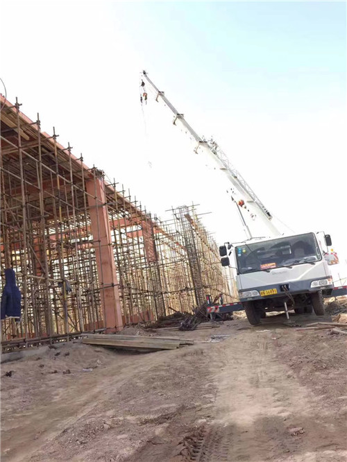 沿滩区吊车作业的安全注意事项有哪些？